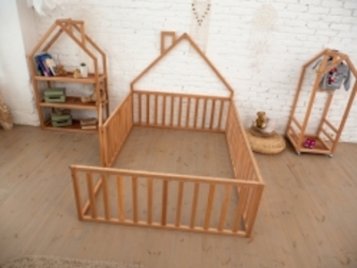 Дитячий дерев'яний манеж-ліжко будиночок з узголів'ям Монтессорі BUSY WOOD на підлозі Модель 6.1 140х190 см натуральное дерево