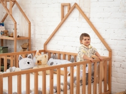 Дитячий дерев'яний манеж-ліжко будиночок з узголів'ям Монтессорі BUSY WOOD на підлозі Модель 6.1 140х190 см натуральное дерево